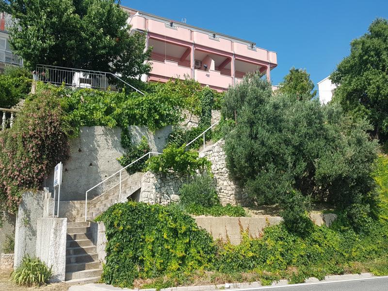 Apartments Coko Omis Bagian luar foto