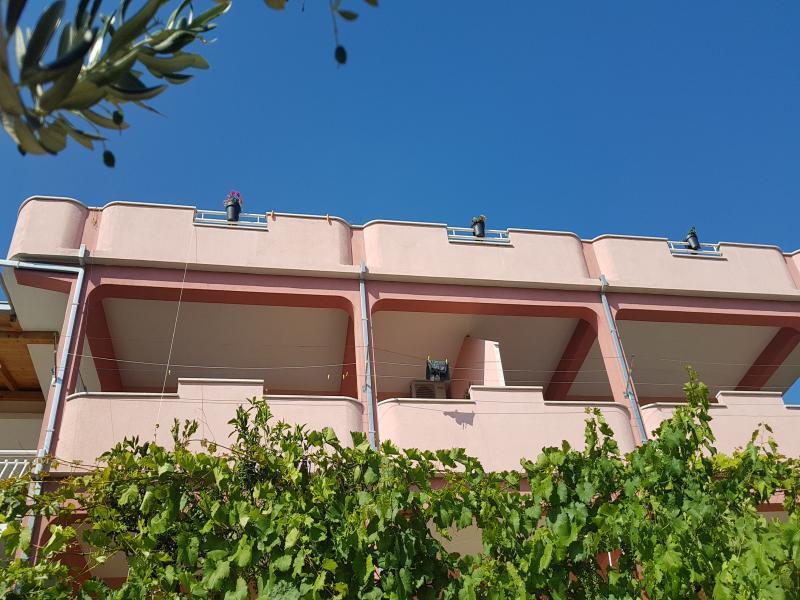 Apartments Coko Omis Bagian luar foto
