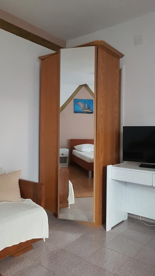 Apartments Coko Omis Bagian luar foto