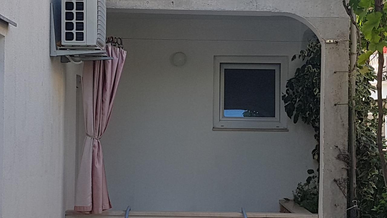 Apartments Coko Omis Bagian luar foto