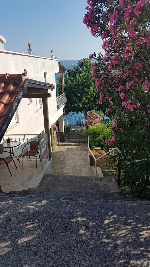 Apartments Coko Omis Bagian luar foto