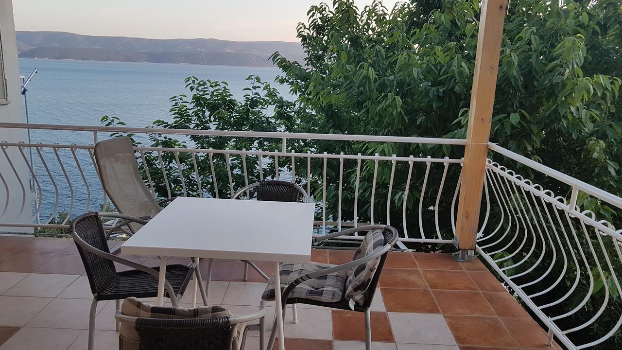 Apartments Coko Omis Bagian luar foto