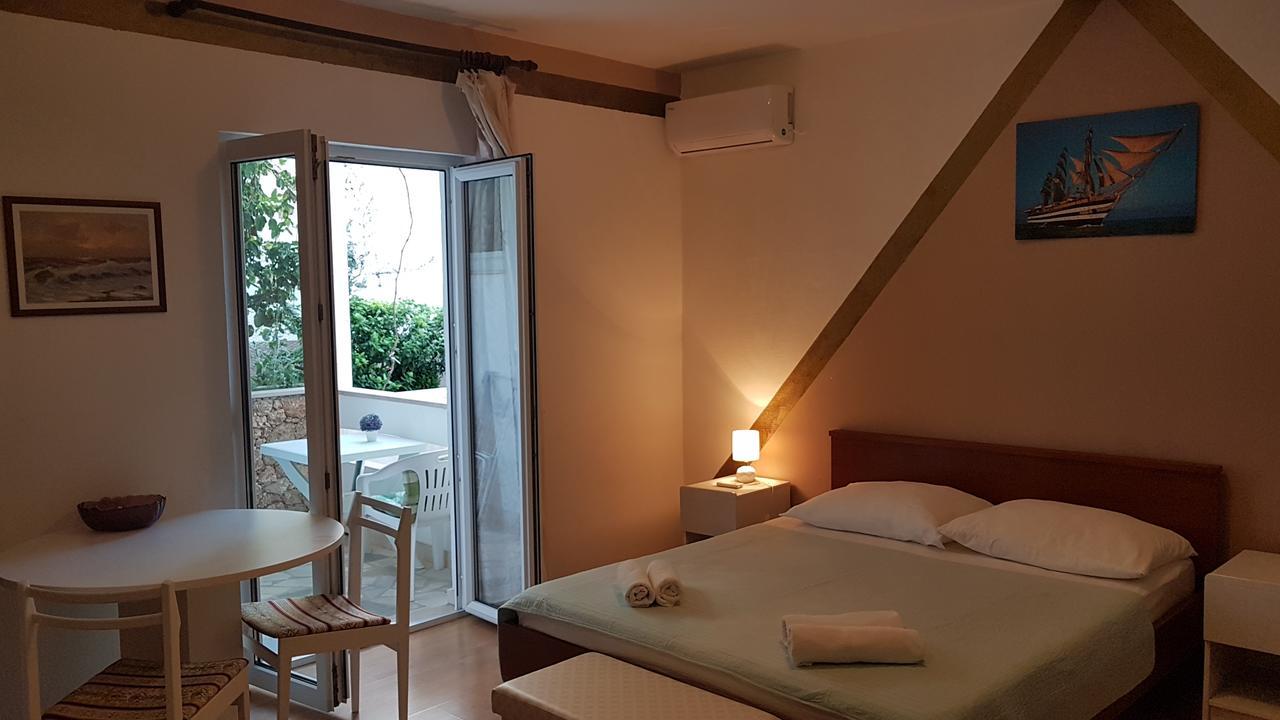 Apartments Coko Omis Bagian luar foto